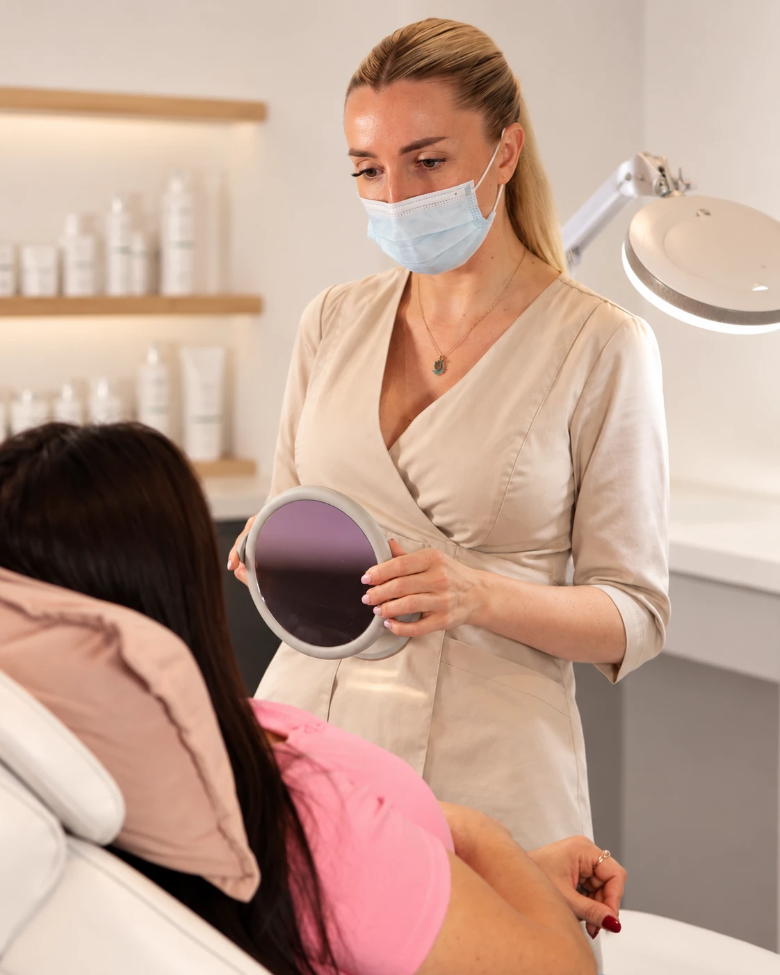 Kosmetologin bei Beauty Retreat in Mannheim zeigt einer Kundin das Ergebnis im Spiegel