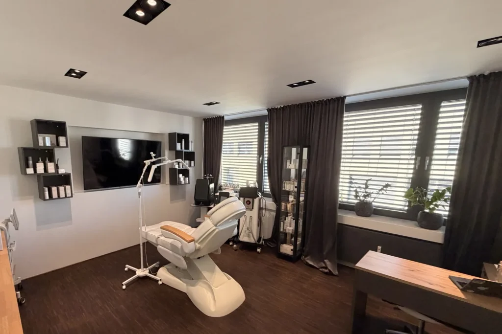Behandlungsraum mit modernen Geräten im Beauty Retreat Mannheim